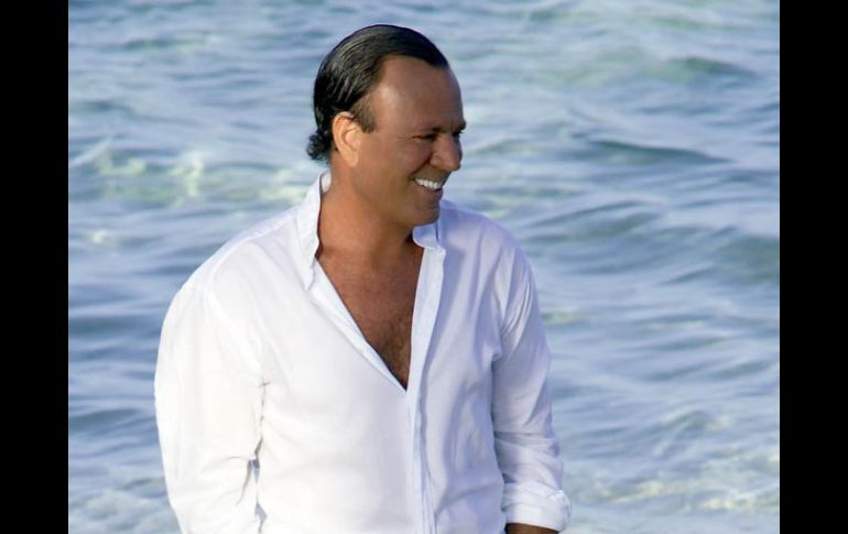 Con más  ganas de subir al escenario y hacerlo mejor, Julio Iglesias ya prepara un disco de grandes éxitos. EFE  /