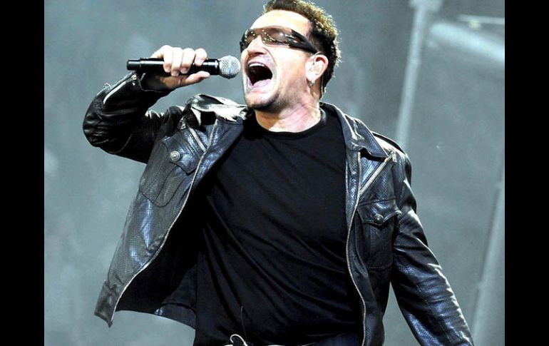 El líder de U2, Bono, durante un concierto en Suiza, ofrecido el sábado pasado. EFE  /