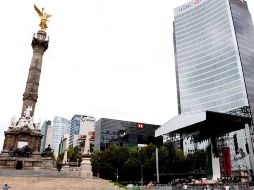 En las inmediaciones del Ángel de la Independencia ya está colocado un escenario para las celebraciones. NTX  /