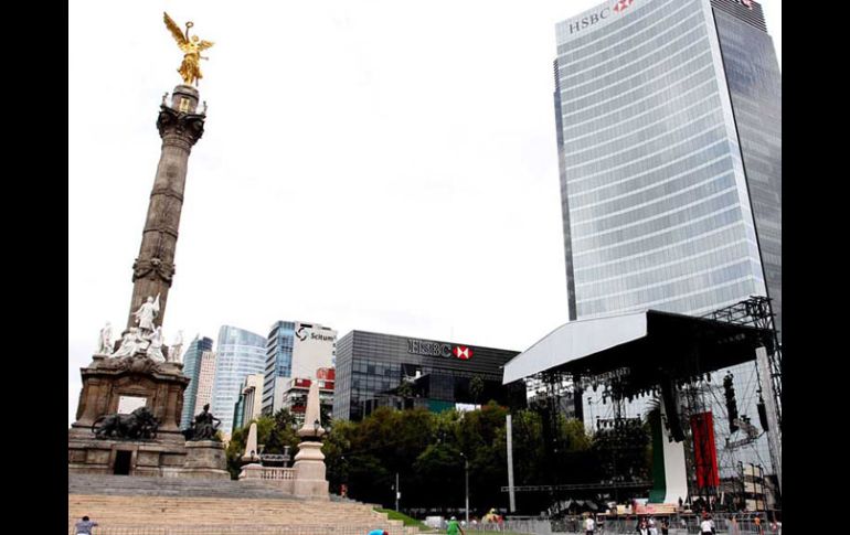 En las inmediaciones del Ángel de la Independencia ya está colocado un escenario para las celebraciones. NTX  /