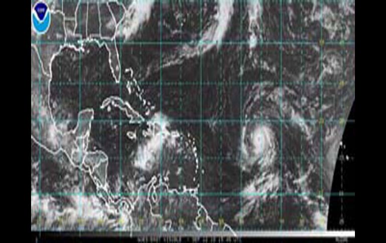 Imagen del huracán “Igor” facilitada por el CNH, el meteoro está a mil 800 kilómetros de las Antillas menores. EFE  /