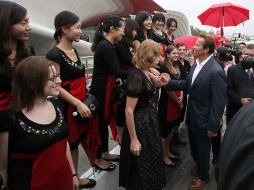 En la imagen, Arnold Schwarzenegger saluda a mujeres en su visita a China. AP  /