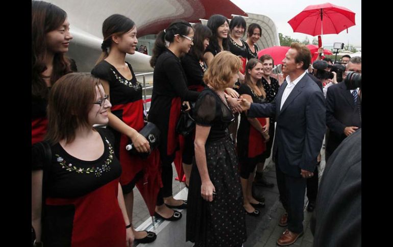 En la imagen, Arnold Schwarzenegger saluda a mujeres en su visita a China. AP  /