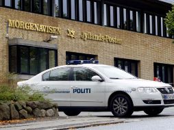 Un auto de la Policía hace guardia en la entrada del diario ‘‘Jyllands-Posten’’, en Dinamarca. AFP  /