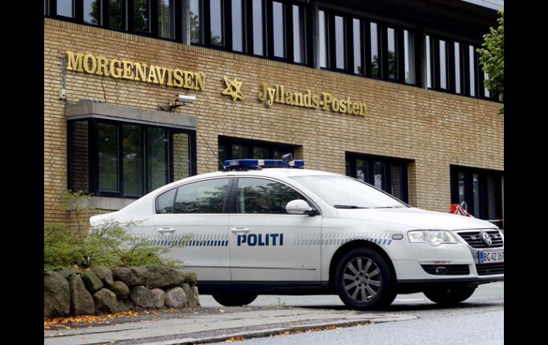 Un auto de la Policía hace guardia en la entrada del diario ‘‘Jyllands-Posten’’, en Dinamarca. AFP  /