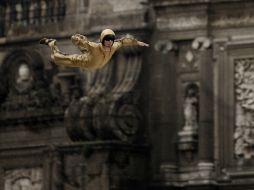 Un paracaidista practica sus acrobacias para el festejo del Bicentenario de la Independencia y Centenario de la Revolución. AP  /