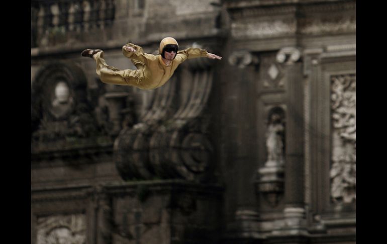 Un paracaidista practica sus acrobacias para el festejo del Bicentenario de la Independencia y Centenario de la Revolución. AP  /