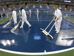 Trabajados a marcha forzadas para secar la cancha. AP  /