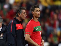 El ex entrnedor de la Selección de Portugal Carlos Queiroz (izq.), dando una instrucción a Cristiano. JAMMEDIA  /