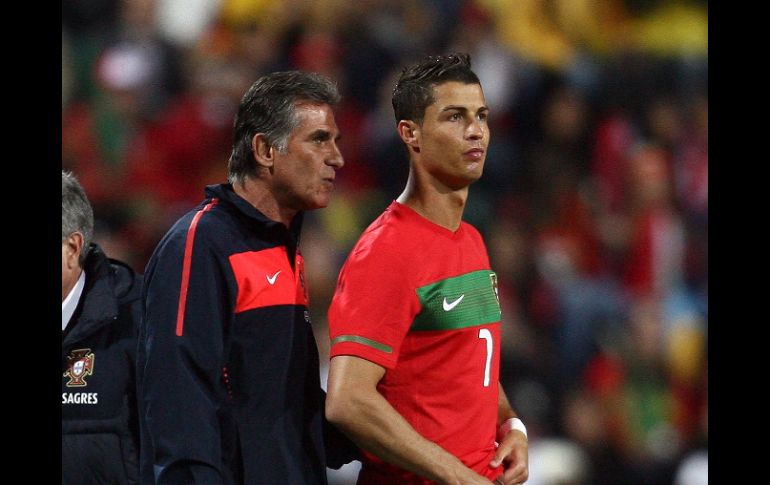 El ex entrnedor de la Selección de Portugal Carlos Queiroz (izq.), dando una instrucción a Cristiano. JAMMEDIA  /