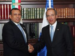 El Presidente Felipe Calderón (der.) con su homólogo de Honduras, Porfirio Lobo. NTX  /