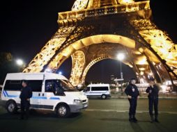 La policía vigila la Torre Eiffel y sus alrededores tras evacuar la zona debido a una amenaza de bomba. AP  /