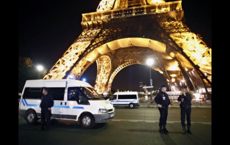 La policía vigila la Torre Eiffel y sus alrededores tras evacuar la zona debido a una amenaza de bomba. AP  /