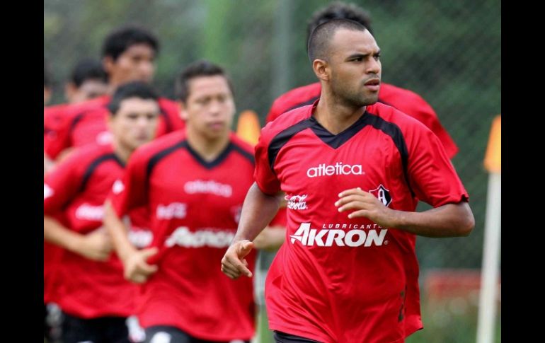 Edgar Pacheco realiza un entrenamiento con el Atlas. MEXSPORT  /