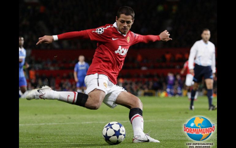 El 'Chicharito' Hernández en un intento a gol en el partido. AP  /