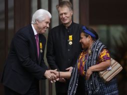 Rigoberta Menchú (d), Jean-Marie Gustave Le Clezio (c), y  William Austin (i), se saludan luego de ser condecorados. EFE  /