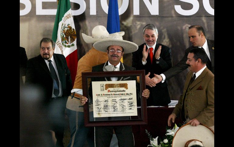 Zermeño Barba recibió un reconocimiento en representación de la Unión de Asociaciones de Charros del Estado de Jalisco. A. GARCÍA  /