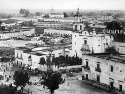 La Calzada Independencia antes del entubamiento del río. ESPECIAL  /