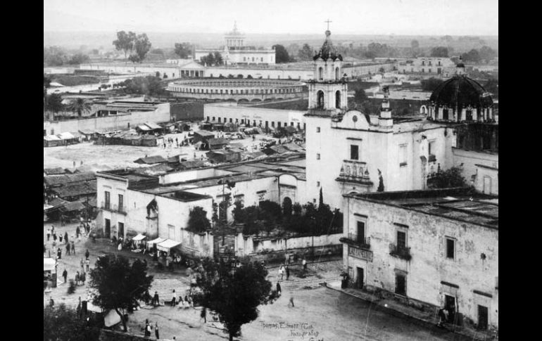 La Calzada Independencia antes del entubamiento del río. ESPECIAL  /