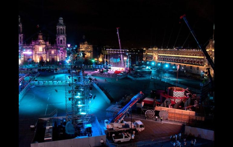 Detalle de las pruebas de luz y sonido que enmarcarán los festejos de la noche del Grito de Independencia. EFE  /