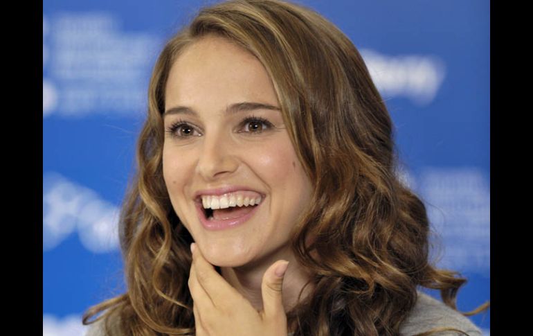 Natalie Portman interpreta a una joven bailarina de ballet obsesiva. EFE  /