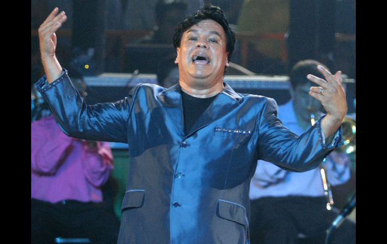 González falsificó la firma del cantautor mexicano, Juan Gabriel. ARCHIVO  /