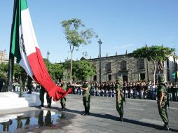 Aspecto del izamiento de la Bandera en Plaza Liberación, acto encabezado por el gobernador Emilio González. A. CAMACHO  /