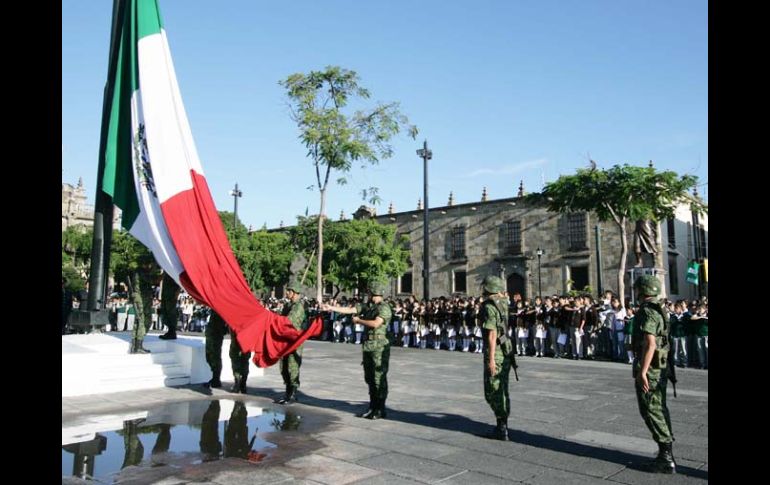 Aspecto del izamiento de la Bandera en Plaza Liberación, acto encabezado por el gobernador Emilio González. A. CAMACHO  /