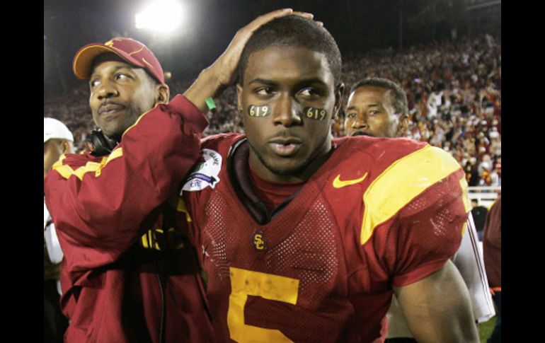 Reggie Bush (der.) cuando jugaba con los Troyanos de USC. AP  /