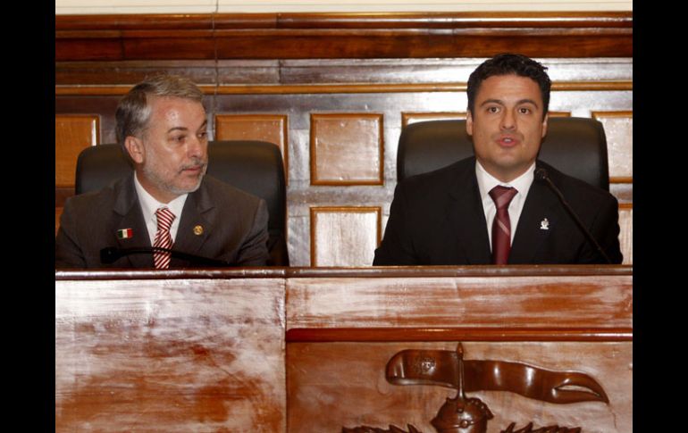 Emilio González (izq.) y Aristóteles Sandoval (der.) en la sesión conmemorativa del Bicentenario de la Independencia. S. NÚÑEZ  /