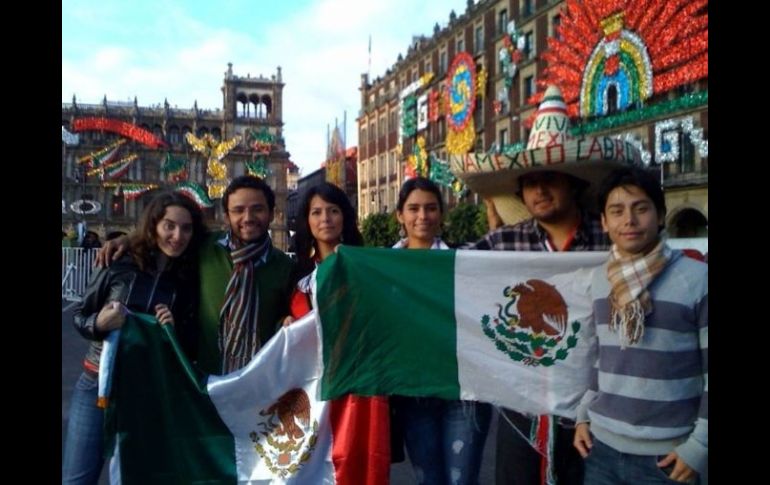 La gente se reunió desde temprano en el Zócalo. EL UNIVERSAL  /