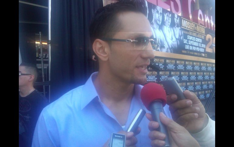 El boxeador Sergio Mora  despues de la rueda de prensa. G. LOPEZ  /