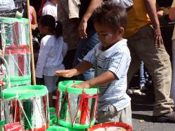 Menor en un puesto de banderas, tambores y otros artículos, ubicado en el Centro Histórico. A. HINOJOSA  /