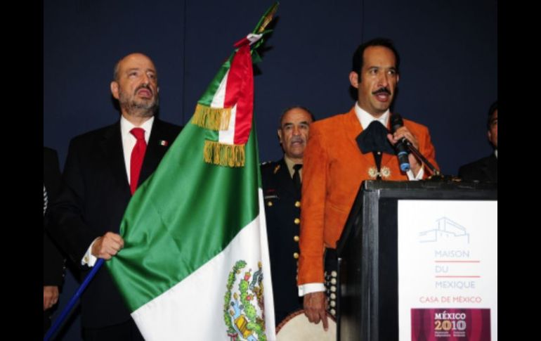 El embajador de México en Francia, Carlos de Icaza, dio  el Grito de Independencia en París. NTX  /