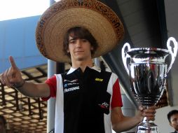 El piloto regiomontano a su llegada al aeropuerto de Monterrey, con el trofeo de campeón de la GP3 Series. MEXSPORT  /