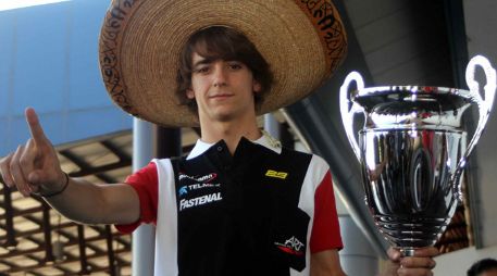 El piloto regiomontano a su llegada al aeropuerto de Monterrey, con el trofeo de campeón de la GP3 Series. MEXSPORT  /