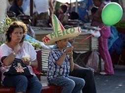 Aspecto de la gente en el Centro Histórico tapatío, que se congrega para celebrar el Bicentenario de la Independencia. E. BARRERA  /