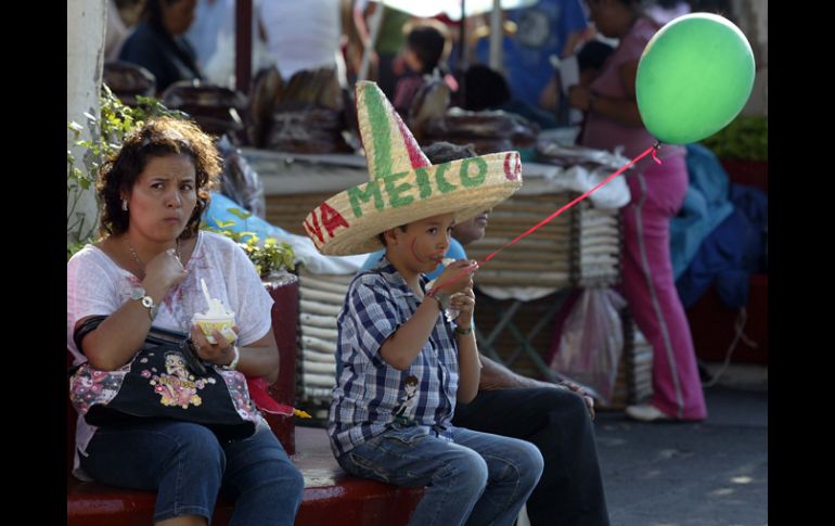 Aspecto de la gente en el Centro Histórico tapatío, que se congrega para celebrar el Bicentenario de la Independencia. E. BARRERA  /