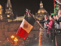 El gobernador Emilio González dio el Grito desde el balcón principal del recinto del Poder Ejecutivo estatal. A. CAMACHO  /