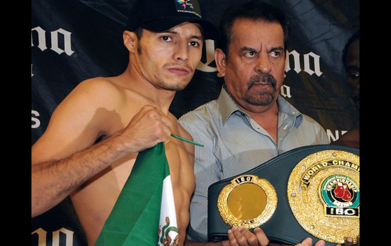 El boxrador Jhonny González se adjudicó el título de peso pluma. JAMMEDIA  /