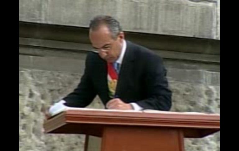 Calderón ofreció un discurso al pie del Monumento a la Independencia. ESPECIAL  /