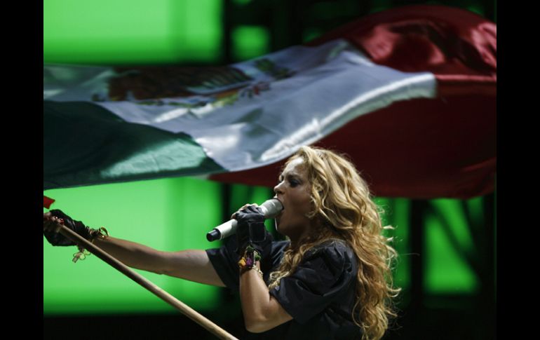 La cantante actuó en los festejos del Bicentenario y compartió el escenario con Erik Rubín y Aleks Syntek. EFE  /