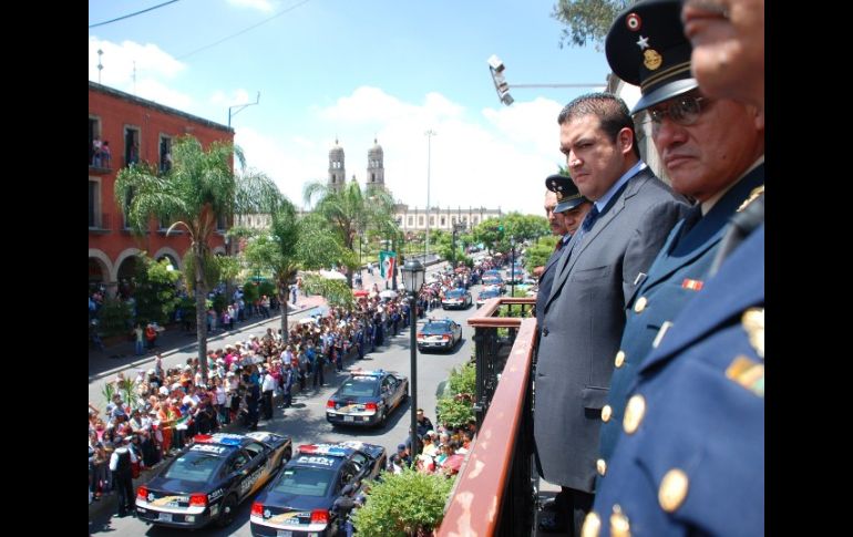 Héctor Vielma señaló que disfrutó mucho ver el desfile por primera vez como presidente municipal. L. NAVARRO  /