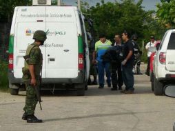 Militares y policías estatales trasladan a los seis de los detenidos en Cancún. EFE  /