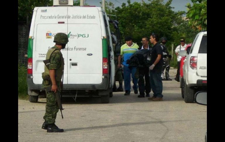 Militares y policías estatales trasladan a los seis de los detenidos en Cancún. EFE  /