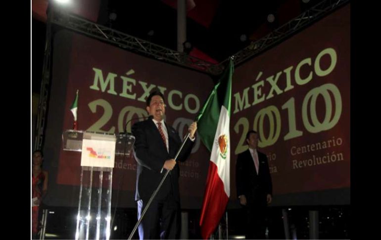 El cónsul general de México en Shanghai, Miguel Barrio da el grito de independencia en la noche del Bicentenario. EFE  /