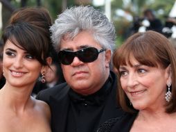 El cinesta español (c) junto a las actrices Penélope Cruz (i) y Carmen Maura. AFP  /