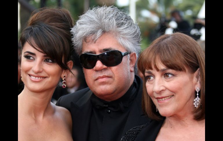 El cinesta español (c) junto a las actrices Penélope Cruz (i) y Carmen Maura. AFP  /