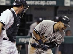 Derek Jeter (izq) se queja del supuesto pelotazo. AP  /