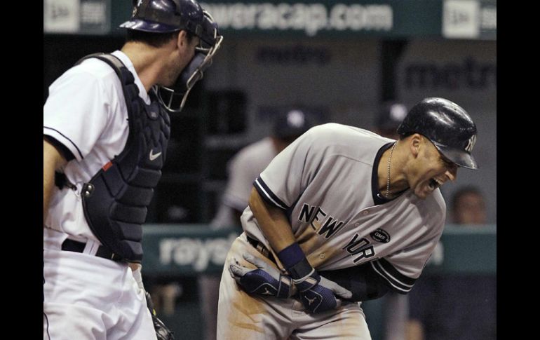 Derek Jeter (izq) se queja del supuesto pelotazo. AP  /